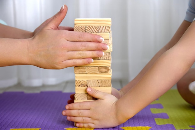 Il ragazzo e sua madre hanno messo insieme una torre di sbarre