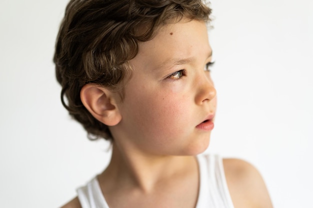 Il ragazzo era gonfio di allergie Allergia da polline o concetto di allergia alimentare