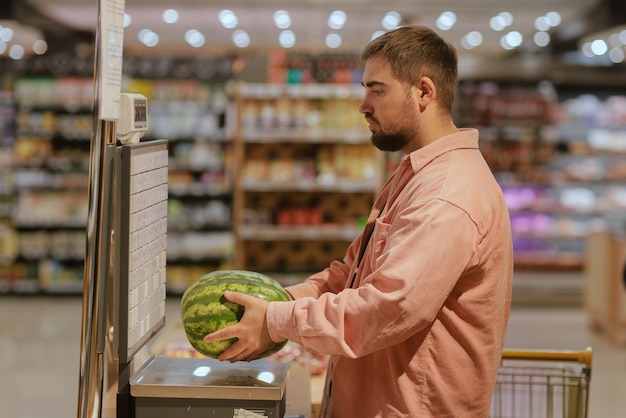 Il ragazzo fa acquisti al supermercato il concetto di shopping