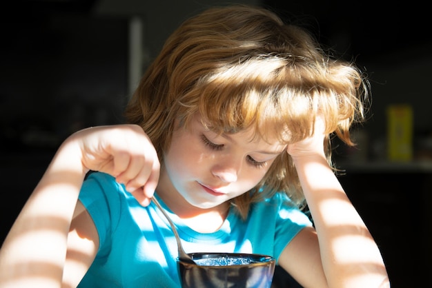 Il ragazzo fa colazione in cucina. Cibo biologico casalingo. Cibo sano per i bambini.