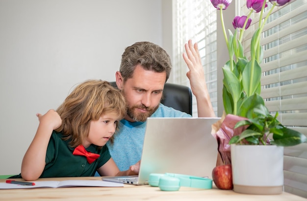 Il ragazzo fa i compiti con l'educazione online del webinar dell'insegnante privato sul laptop