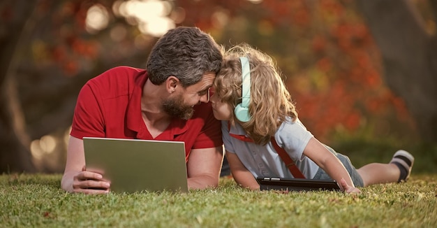 Il ragazzo felice dell'infanzia e della genitorialità ascolta la musica nella lezione video del webinar delle cuffie