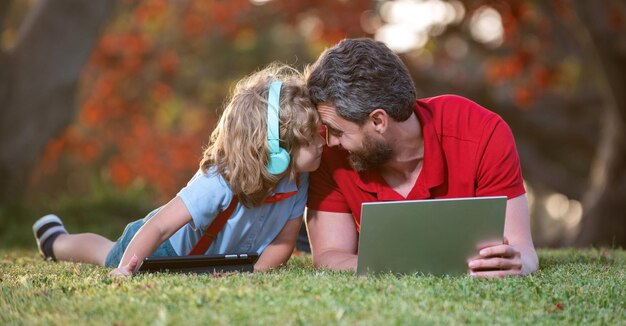 Il ragazzo felice dell'infanzia e della genitorialità ascolta la musica nella lezione video del webinar delle cuffie