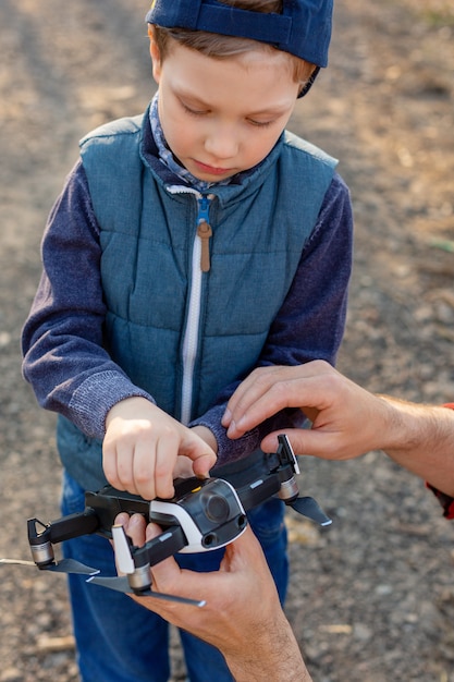 Il ragazzo gioca con il suo drone nel parco