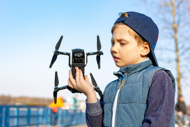 Il ragazzo gioca con il suo quadrocopter