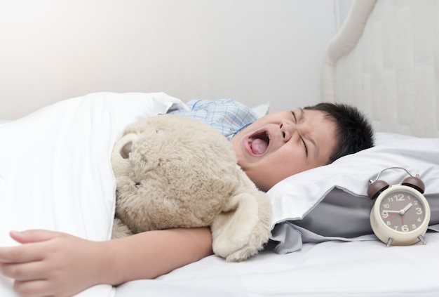 il ragazzo grasso obeso sbadiglia e dorme in mattina