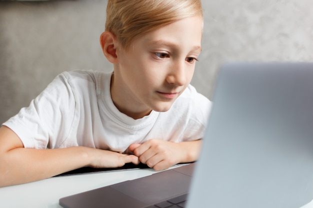 il ragazzo guarda il monitor del laptop