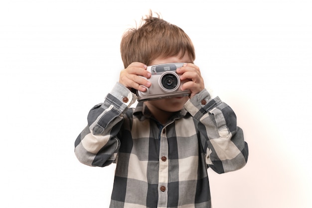 il ragazzo guarda la telecamera e scatta delle foto