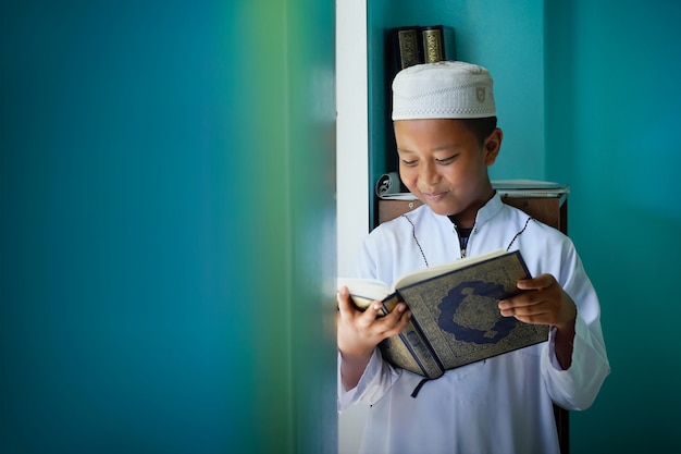 Il ragazzo ha imparato a leggere il Corano dall'interno della moschea, un concetto della prossima generazione dell'Islam.