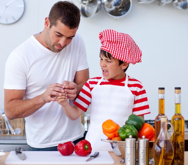 Il ragazzo ha tagliato il dito in cucina e il padre lo ha trattato