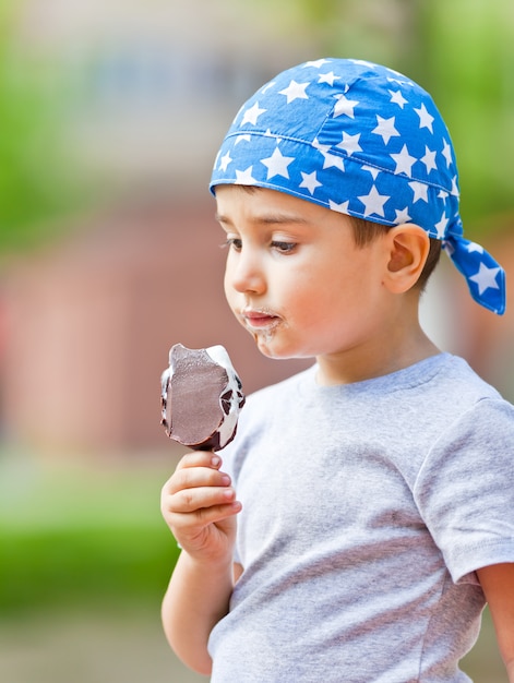 Il ragazzo mangia il gelato