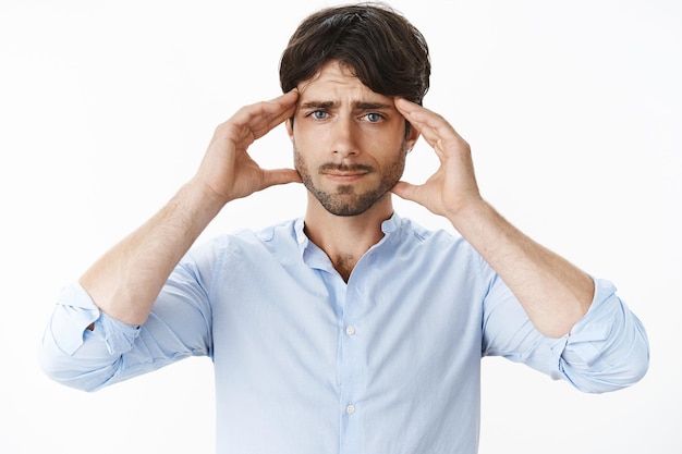 Il ragazzo non può concentrarsi e concentrarsi sul lavoro come se avesse l'emicrania