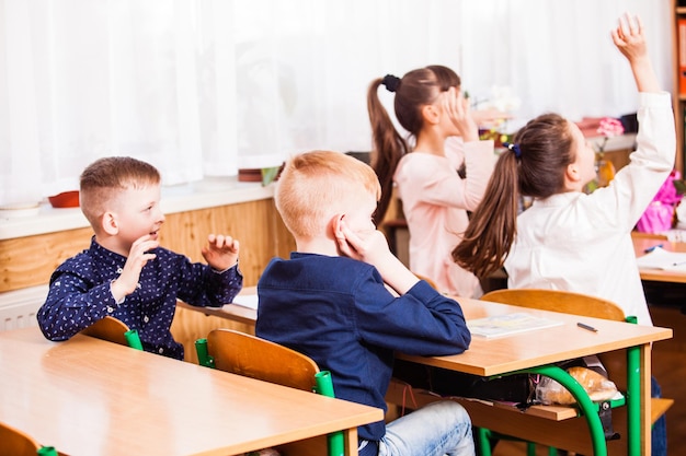 Il ragazzo non vuole ascoltare un insegnante a scuola