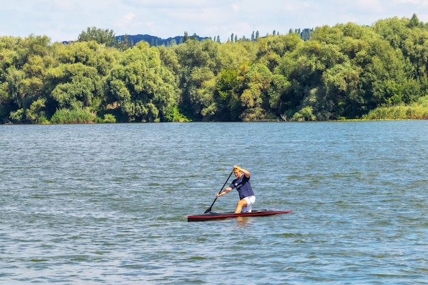 Il ragazzo nuota in canoa