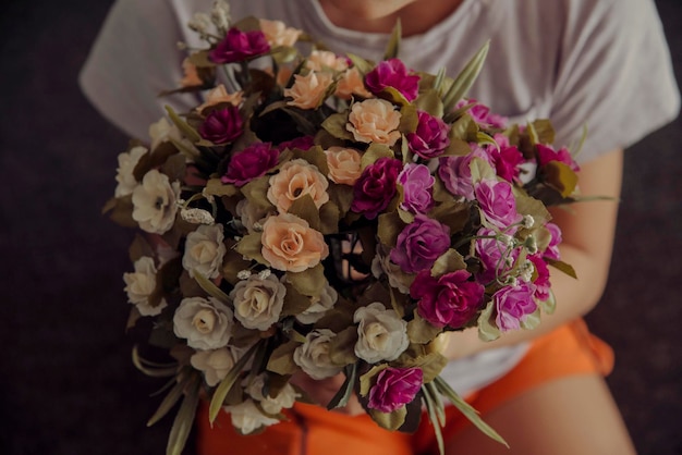 Il ragazzo regala alla madre dei fiori per la festa della donna.