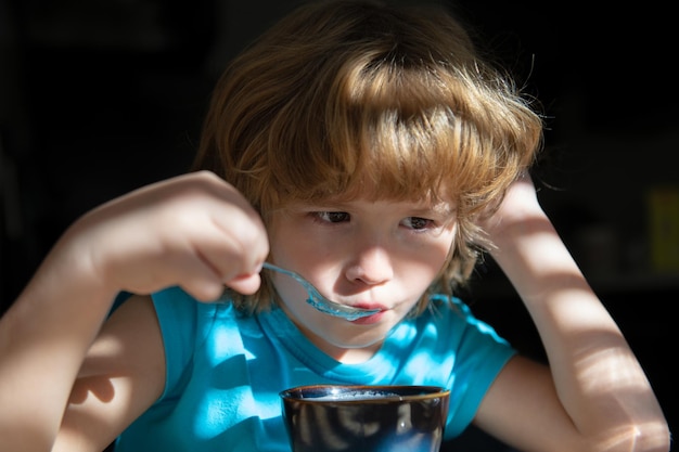 Il ragazzo sano dell'alimento domestico fa colazione alla nutrizione della cucina per i bambini