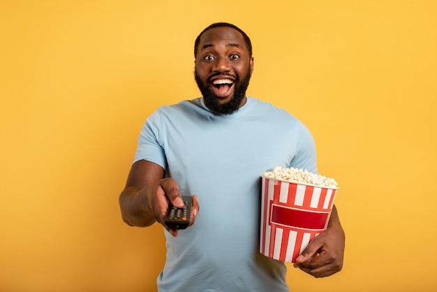 Il ragazzo si diverte a guardare un film. Concetto di intrattenimento e streaming tv. sfondo rosso