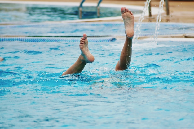 Il ragazzo si diverte al parco acquatico