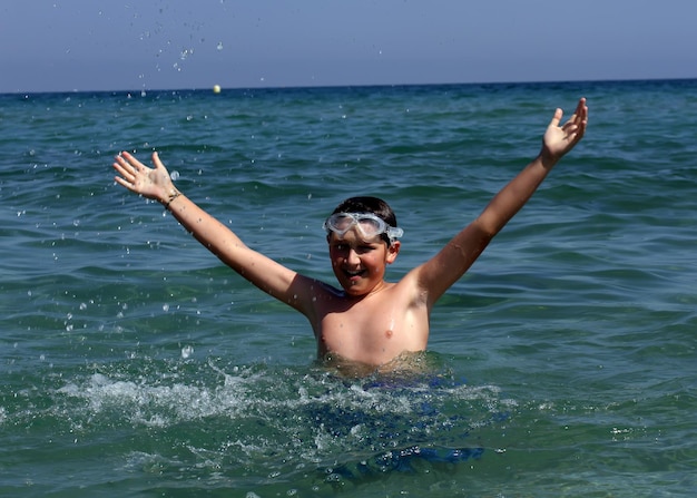 Il ragazzo si diverte in acqua