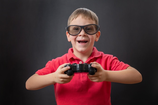 Il ragazzo sorride con gli occhiali 3d e tiene in mano un joypad da gioco