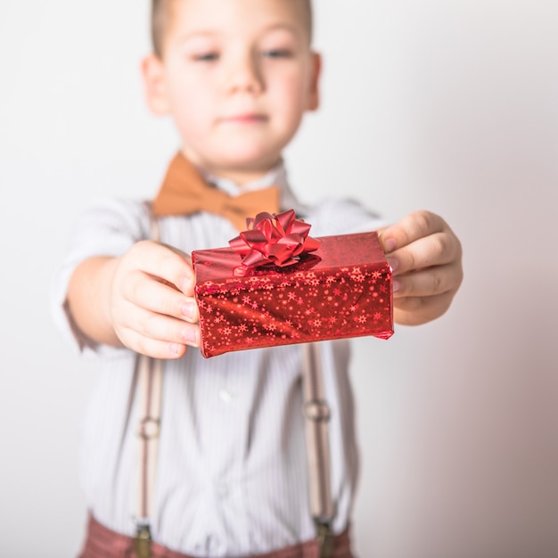 Il ragazzo sorridente di cinque anni fa un regalo rosso