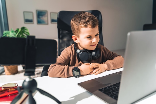 Il ragazzo sta studiando online sul laptop