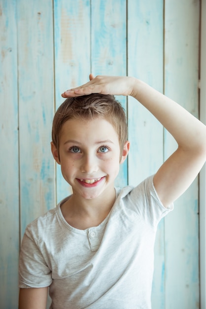 Il ragazzo teenager misura la sua altezza