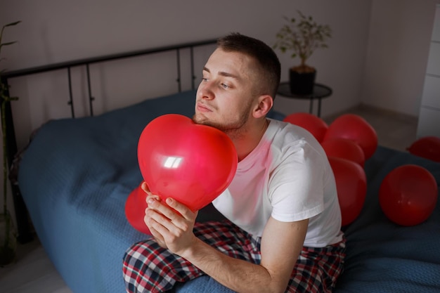 Il ragazzo tiene un palloncino a forma di cuore per San Valentino