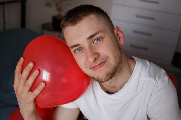 Il ragazzo tiene un palloncino a forma di cuore per San Valentino
