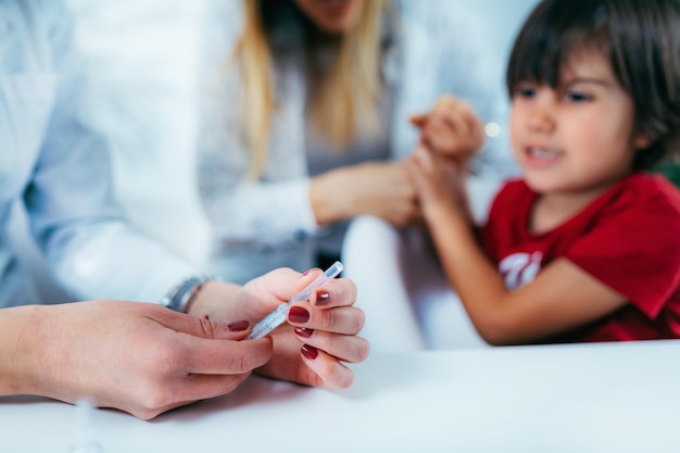 Il ragazzo vaccinato riceve un vaccino.