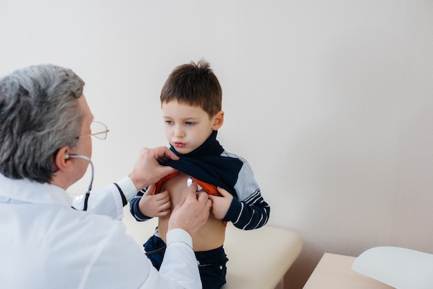 il ragazzo viene ascoltato e trattato da un medico esperto in una clinica moderna. virus e un'epidemia