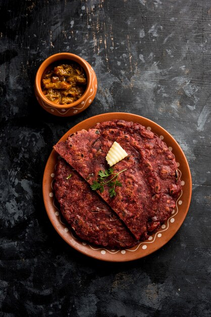 Il ragi roti o pane piatto fatto con il miglio è un piatto per la colazione sano e gustoso del Karnataka, in India. servito con peperoncino verde e chutney. messa a fuoco selettiva