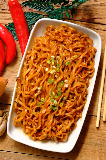 Il ramen è un piatto di pasta giapponese. Tagliatelle di grano alla cinese servite in brodo, carne di maiale, gamberetti. Speziato.