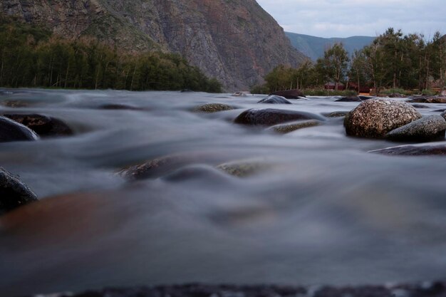 il rapido scorrere dei fiumi di montagna in una tranquilla serata estiva con un tempo di posa lungo