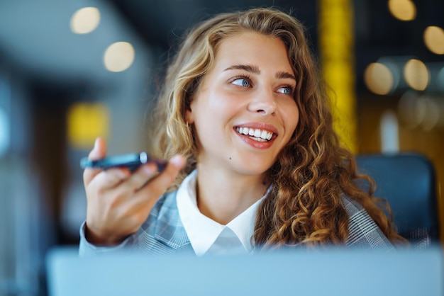 Il rappresentante del servizio clienti femminile in un auricolare sta consultando i clienti online Concetto di call center