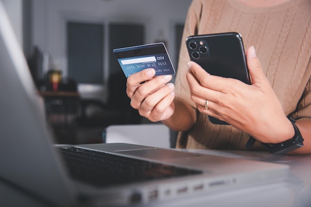 Il registro femminile tramite carte di credito sul telefono cellulare rende la sicurezza dei pagamenti digitali online