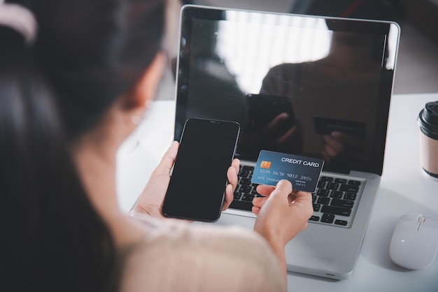 Il registro femminile tramite carte di credito sul telefono cellulare rende la sicurezza dei pagamenti digitali online
