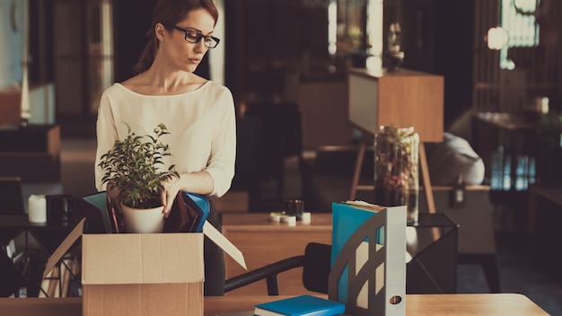 Il responsabile femminile sta ponendo le cose fuori sul posto di lavoro