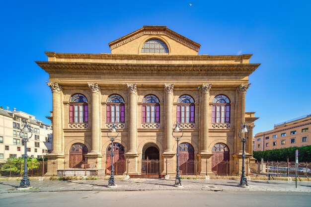 Il retro del teatro Massimo a Palermo