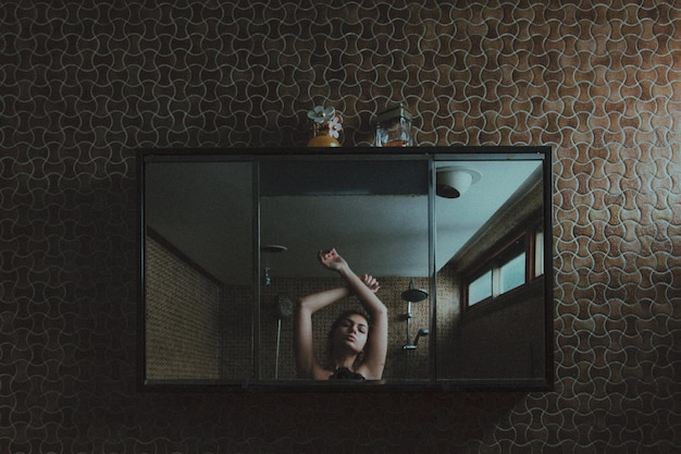 Il riflesso della donna nello specchio del bagno