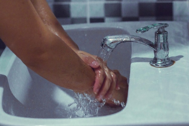 Il riflesso di una donna nell'acqua del bagno