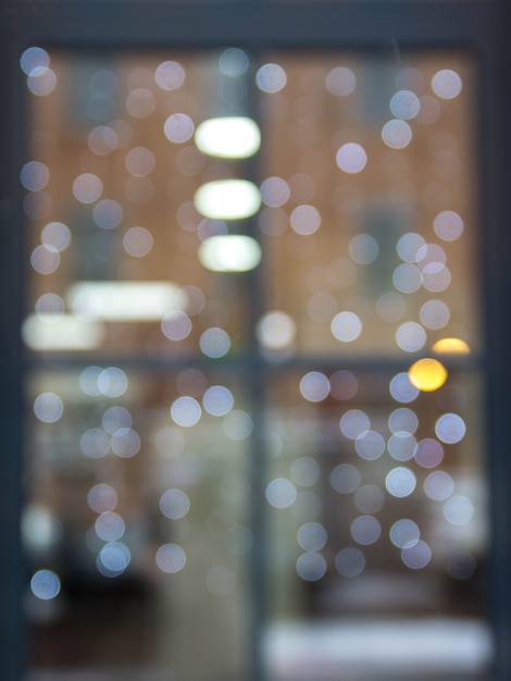 Il riflesso nella finestra con le luci di Natale