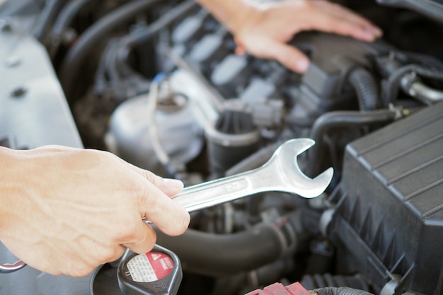 Il riparatore automatico sta lavorando per riparare il motore.