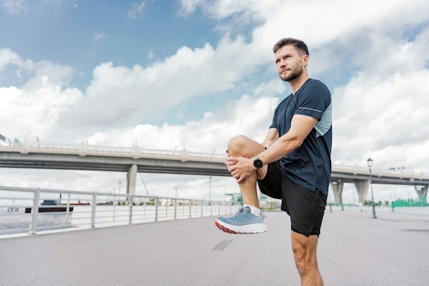 Il riscaldamento del corpo prima della corsa fitness pratica un'attività di allenamento intensivo a intervalli al mattino