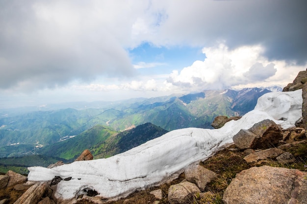 Il riscaldamento globale scioglie i ghiacciai sulle cime delle montagne Copia spazio