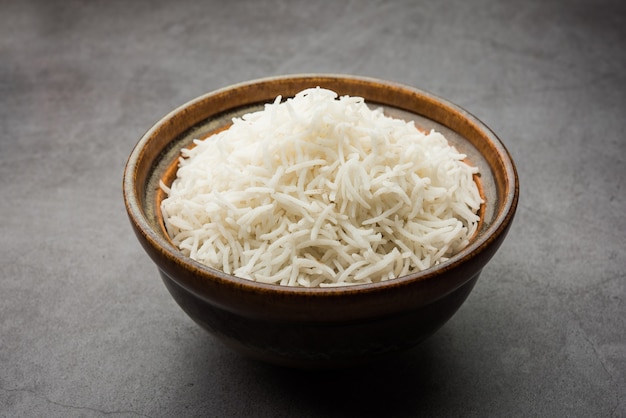 Il riso basmati lungo in forma cotta è un piatto principale indiano, servito in una ciotola. messa a fuoco selettiva