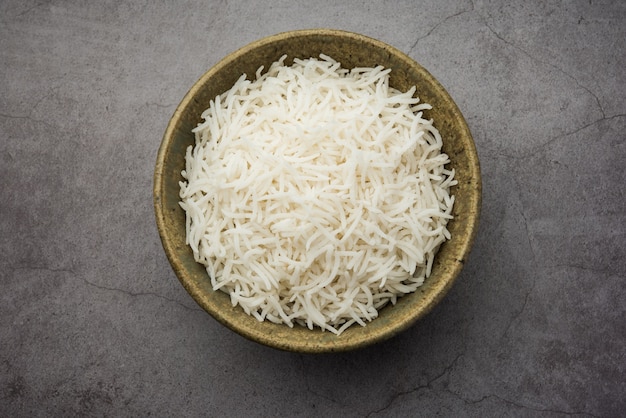 Il riso basmati lungo in forma cotta è un piatto principale indiano, servito in una ciotola. messa a fuoco selettiva