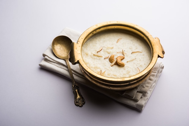 Il riso Kheer o Firni o Chawal ki Khir è un budino del subcontinente indiano, preparato facendo bollire latte, zucchero e riso. Servito in una ciotola