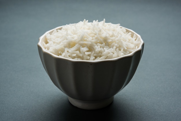 Il riso lungo basmati in forma cotta è un piatto principale indiano, servito in una ciotola. messa a fuoco selettiva