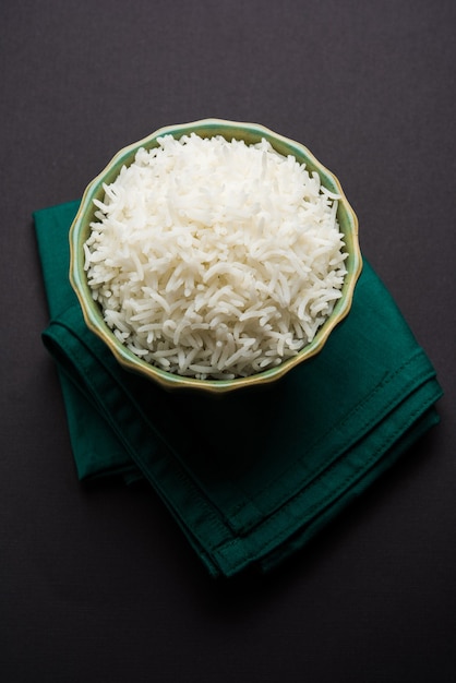 Il riso lungo basmati in forma cotta è un piatto principale indiano, servito in una ciotola. messa a fuoco selettiva